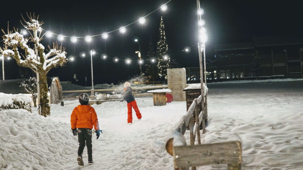 sneeuwballen gooien voor de Ski Lodge